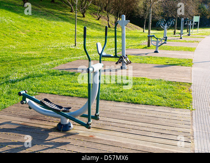 Attrezzatura ginnica in un parco pubblico in una giornata di sole Foto Stock