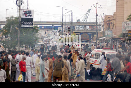 Manifestanti arrabbiati bruciare pneumatici stradali di blocco durante la manifestazione di protesta dei residenti di Kharadar contro il funzionamento mirato dai rangers funzionari, in area torre a Karachi. Foto Stock