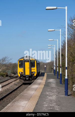 Rampa nord Treno in avvicinamento Ravenglass Stazione, Cumbria Foto Stock