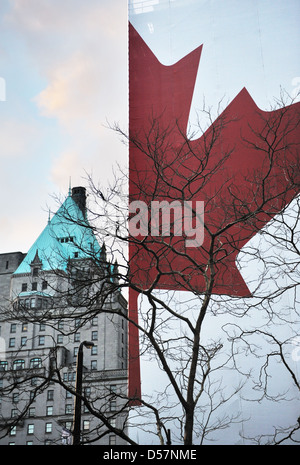 Una mezza foglia di acero e modello di edificio di stile Europeo nel centro cittadino di Vancouver BC Foto Stock