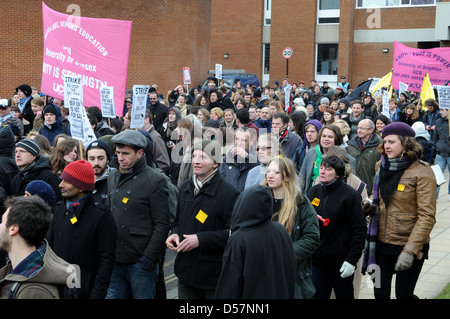 La folla si riuniranno presso la University of Sussex per una manifestazione nazionale la protesta della privatizzazione in corso di istruzione. Foto Stock