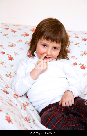 Quattro sano anno vecchio ragazzo picking il suo naso. Foto Stock