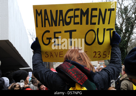 La folla si riuniranno presso la University of Sussex per una manifestazione nazionale la protesta della privatizzazione in corso di istruzione. Foto Stock