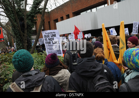 La folla si riuniranno presso la University of Sussex per una manifestazione nazionale la protesta della privatizzazione in corso di istruzione. Foto Stock