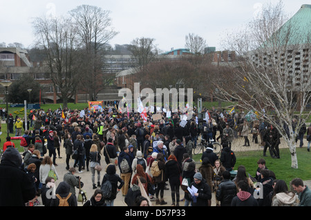 La folla si riuniranno presso la University of Sussex per una manifestazione nazionale la protesta della privatizzazione in corso di istruzione. Foto Stock