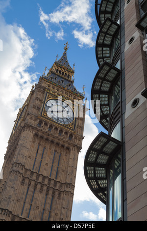 Una vista di Elisabetta torre dell orologio (Big Ben) da Victoria Embankment Foto Stock