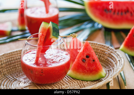 Succo di anguria con alcuni pezzi di anguria Foto Stock