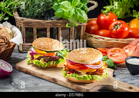 Due fatti in casa hamburger ​​from ortaggi freschi Foto Stock