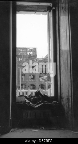 Questa fotografia cattura la famigerata porta della Cancelleria del Reich a Berlino, Germania, scattata nel 1945. La porta divenne un simbolo degli ultimi giorni della Germania nazista durante la seconda guerra mondiale. Foto Stock
