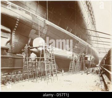 [Vista laterale del Lusitania che mostra la culla di lancio e le eliche] Foto Stock