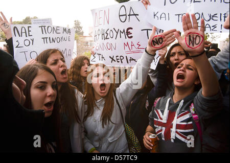 Nicosia, Cipro. 26 marzo, 2013. Gli studenti cipriota Gridare slogan e sollevare le loro mani per rivelare la parola No scritto sulle palme, durante un rally organizzato a Nicosia, Cipro, 26 marzo 2013 in segno di protesta contro l'isola di salvataggio finanziario condizioni e knock su effetti. Foto: Iakovos Hatyistavrou/dpa/Alamy Live News Foto Stock