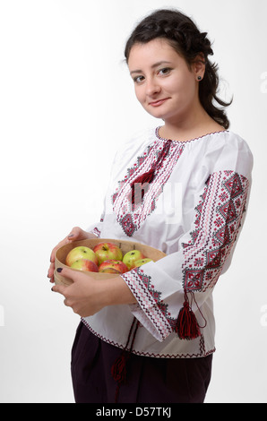 Ragazza ucraina tenendo un pallottole con mele Foto Stock