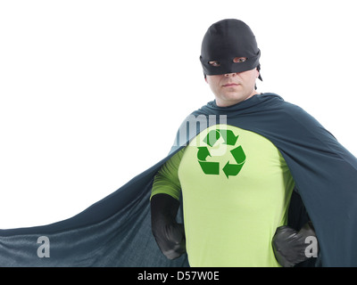 Il supereroe eco con riciclo verde simbolo freccia sul petto in posa con fiducia su sfondo bianco - Concetto di riciclo Foto Stock