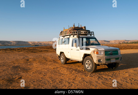 4WD da Al Marun vicino Lago Bahariya oasi, Western Desert, Egitto Foto Stock