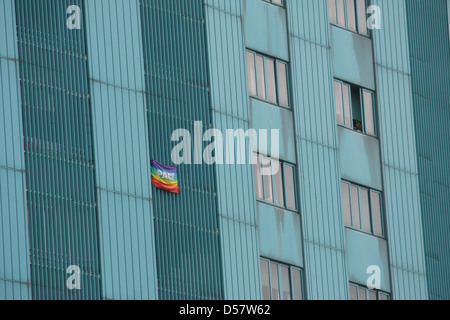 Bandiera della pace appeso un enorme condominio grattacielo in metropoli italiana Foto Stock