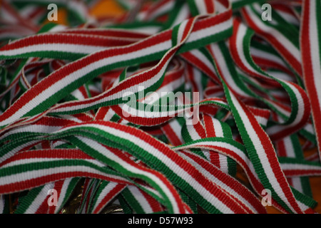 Molti bandiera italiana utilizzare del nastro adesivo per fissare le medaglie degli atleti Foto Stock