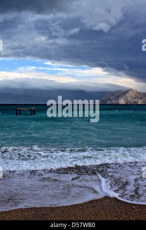 Vista del mare dal litorale a Baska, Isola di Krk, Croazia Foto Stock