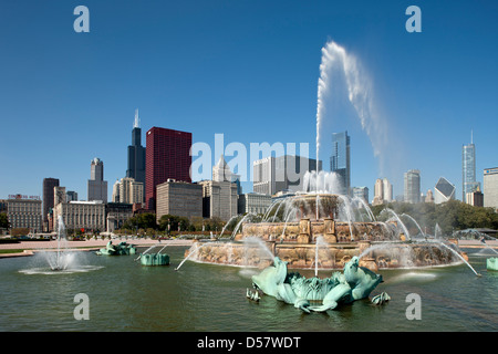 BUCKINGHAM FOUNTAIN (©EDWARD BENNETT / MARCEL LOYAU 1927) Grant Park skyline del centro di Chicago, Illinois, Stati Uniti d'America Foto Stock