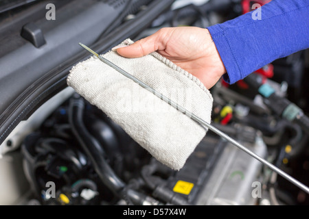 Autofficine controllo dell'olio di un automobile Foto Stock