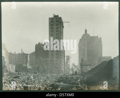 Una fotografia che mostra la demolizione dell'edificio San Francisco Examiner dopo il terremoto del 1906. L'iconica struttura è stata messa in moto come parte degli sforzi per controllare l'incendio e prevenire ulteriori distruzioni in seguito al grande terremoto di San Francisco. Foto Stock