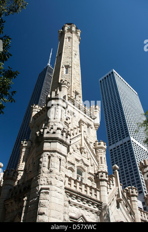 Torre dell'acqua (©WILLIAM BOYINGTON 1869) Hancock Center (©BRUCE GRAHAM / SOM 1969) Michigan Avenue downtown Chicago ILLINOIS USA Foto Stock