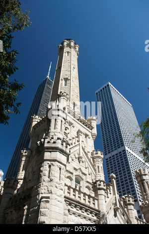 Torre dell'acqua (©WILLIAM BOYINGTON 1869) Hancock Center (©BRUCE GRAHAM / SOM 1969) Michigan Avenue downtown Chicago ILLINOIS USA Foto Stock