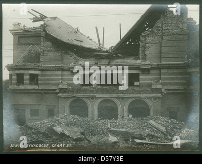 Questa immagine mostra una sinagoga ebraica in Geary Street a San Francisco dopo il terremoto del 1906, con l'edificio in rovina. Il terremoto del 1906 causò ingenti danni in tutta la città. Foto Stock