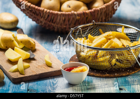Fresche le patate fritte fatte in casa Foto Stock