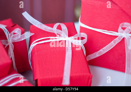 Presente pacchetti con archi Foto Stock