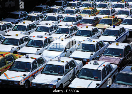 Giappone, Prefettura di Miyagi, Sendai, taxi in attesa infron di Sendai stazione ferroviaria Foto Stock