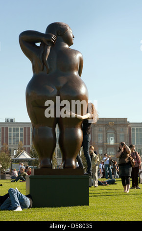 Berlino, Germania, scultura in bronzo di Fernando Botero in Berlino Lustgarten Foto Stock