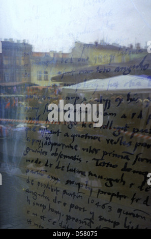 La riflessione di una scena di strada in un negozio di finestra di visualizzazione di una lettera manoscritta a Cracovia Polonia Foto Stock