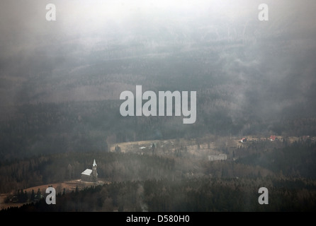 Szklarska Poreba, in Polonia, in vista dei monti dei Giganti con la chiesa in una valle Foto Stock