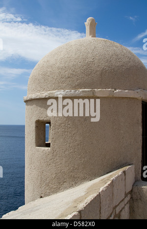 Torre di vedetta sulle pareti del paese vecchio di Dubrovnik, Croazia Foto Stock