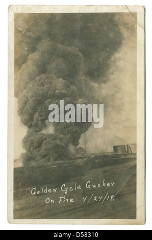 Un'immagine drammatica del Golden Cycle Gusher in Texas, scattata durante l'incendio del 24 aprile 1919, che illustra i pericoli delle prime trivellazioni petrolifere. Foto Stock