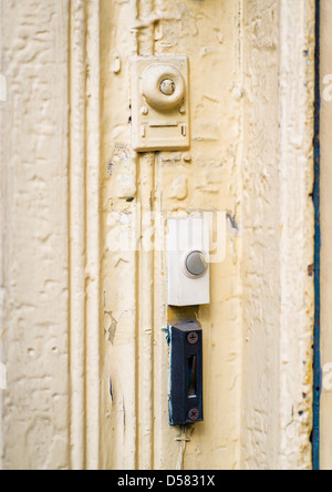 Campanello cicalini a un appartamento porta. Foto Stock