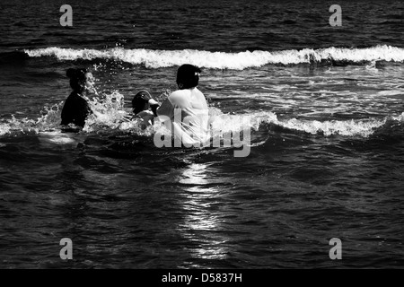 Un inseguitore di cristiana prende parte a un rituale di battesimo nelle acque del Mare dei Caraibi vicino al villaggio di Cojímar, Cuba. Foto Stock