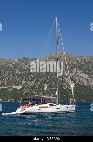 Barca a vela nella Baia di Kotor - Montenegro Foto Stock