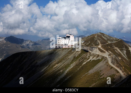 Il Jakobshorn e Jakobshorn seggiovia stazione e hotel dalla Jatzhorn Davos Grigioni Svizzera Foto Stock