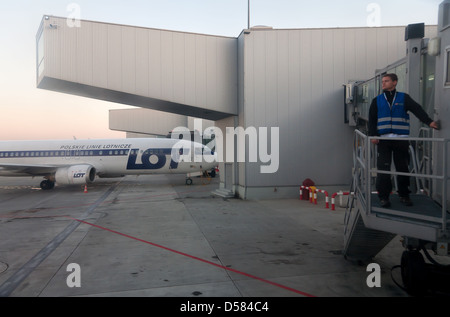 Varsavia, Polonia, LOT machine al gate di Chopin di Varsavia aeroporto Foto Stock