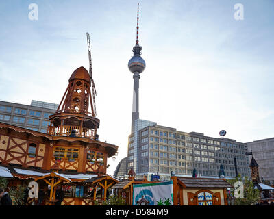 Berlino, Germania. Il 26 marzo 2013. Il tradizionale mercato di Pasqua ha aperto presso Alexanderplatz di Berlino. A temperature di congelamento gli ospiti visitare il mercato. Foto Stock