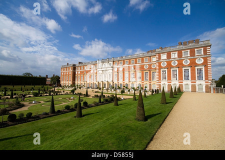 Hampton Court Palace con il Privy Garden in primo piano Foto Stock