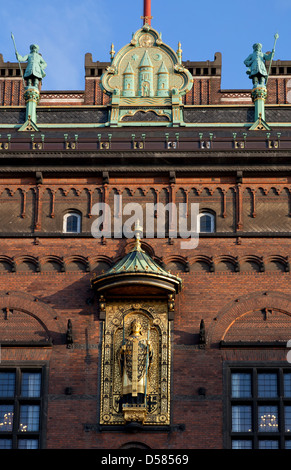 Copenhagen, Danimarca, scultura dell arcivescovo Absalon di Lund in Copenhagen City Hall Foto Stock
