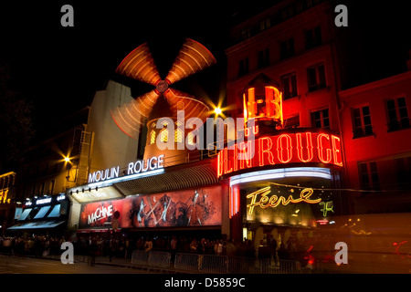 Il famoso mulino a vento del Moulin Rouge a notte a Parigi, Francia Foto Stock