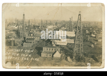 Una vista aerea storica scattata dal dirigibile di Newtown, Texas, prima di un devastante incendio. La fotografia mostra i serbatoi di stoccaggio, i derricks e i pozzi di petrolio nell'area. Foto Stock