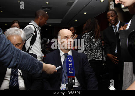 Durban, Sud Africa. 26 marzo, 2013. La Russia è il ministro delle finanze Anton Siluanov Germanovich (centro) parla alla stampa davanti a una cerimonia in cui la Russia sarebbe segno nove accordi bilaterali con il Sudafrica. Siluanov ha detto che un accordo su una banca Brics non era stato raggiunto. Immagine: Giordano Stolley/Alamy Live News Foto Stock