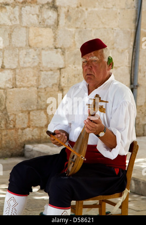 Un musicista nel paese vecchio di Dubrovnik, Croazia Foto Stock