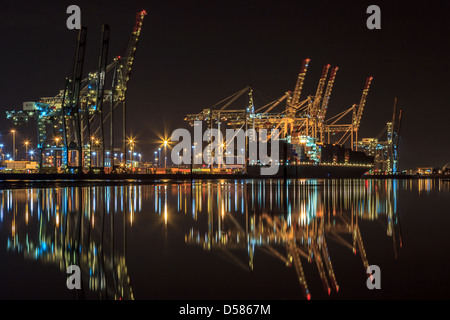 Southampton docks di notte con la nave portacontainer, Francoforte Express, essendo caricato. Foto Stock