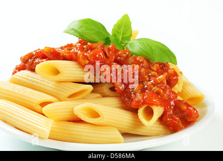 Penne pasta con carne a base di salsa di pomodoro Foto Stock