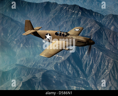 P-51 'Mustang 'fighter in volo, Inglewood, Calif. Il 'Mustang', costruito dalla North American Aviation, incorporato, è l'unico americano-costruito fighter utilizzato dalla Royal Air Force di Gran Bretagna, circa 1942 Foto Stock